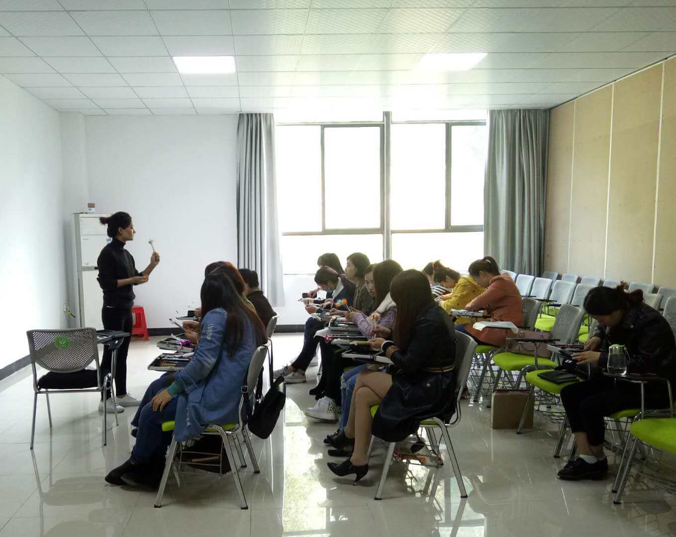 职业技术培训学校上课，探索职业技能的殿堂