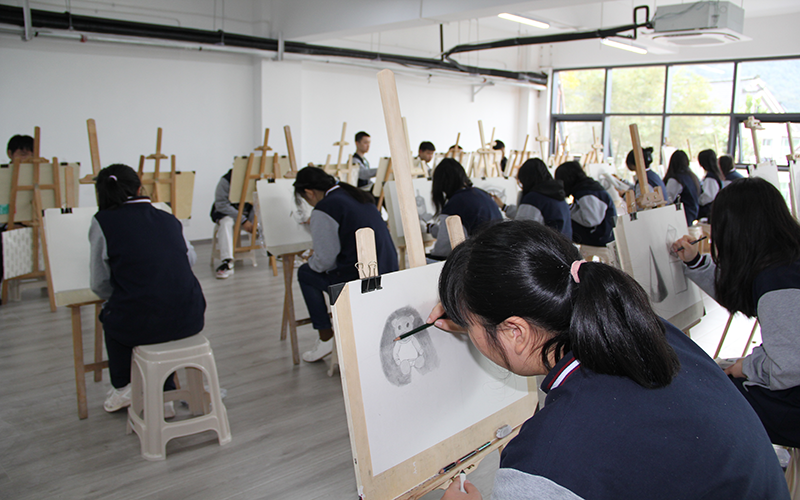 西湖职业技术培训学校，培养新时代人才的摇篮