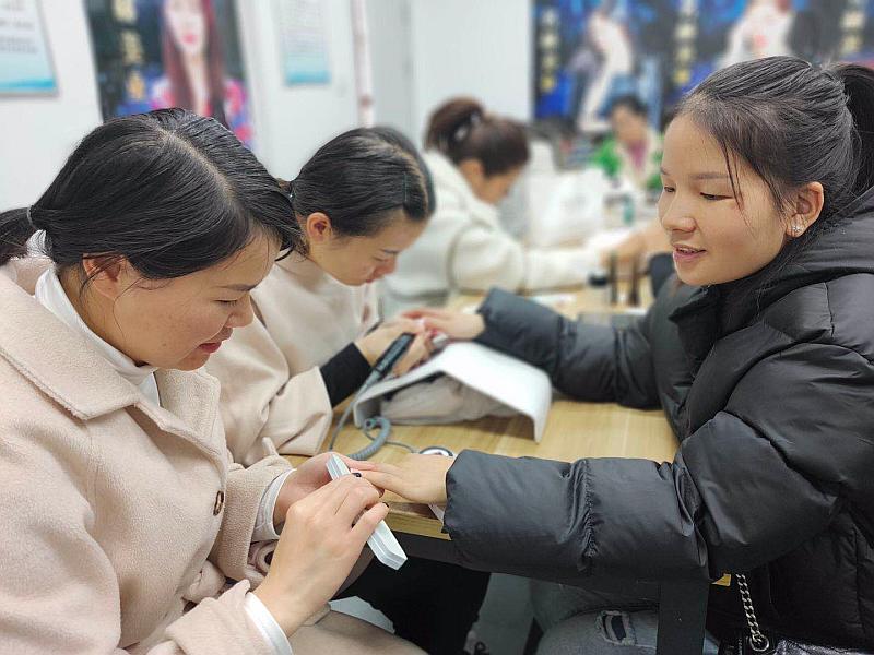职业技术培训学校中的女生力量