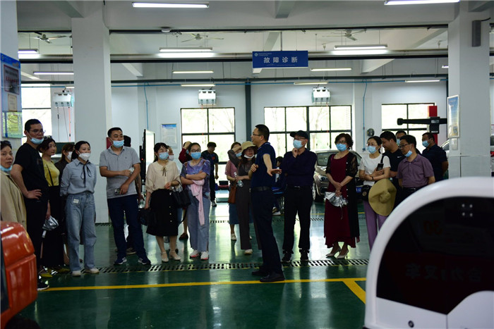 参观职业技术培训学校，探寻未来职业技能的摇篮