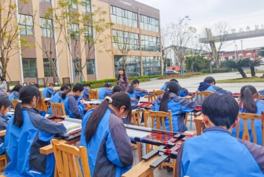 友爱职业技术培训学校，培养技能，铸就未来精英之路