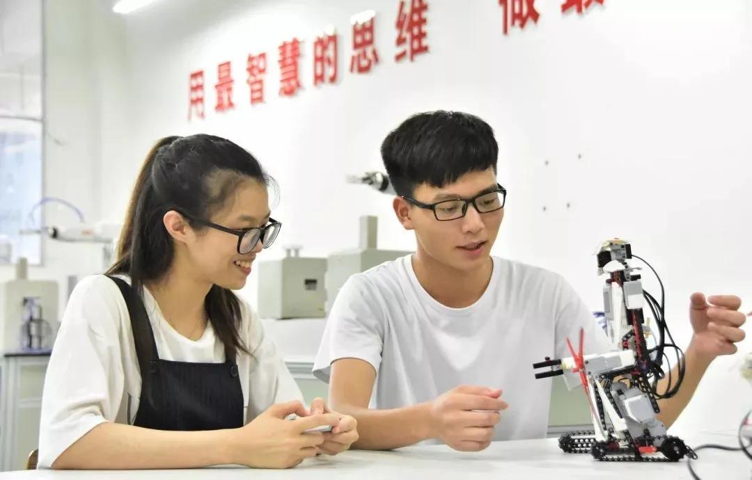 南洋职业技术培训学校，培养新时代技能人才的摇篮