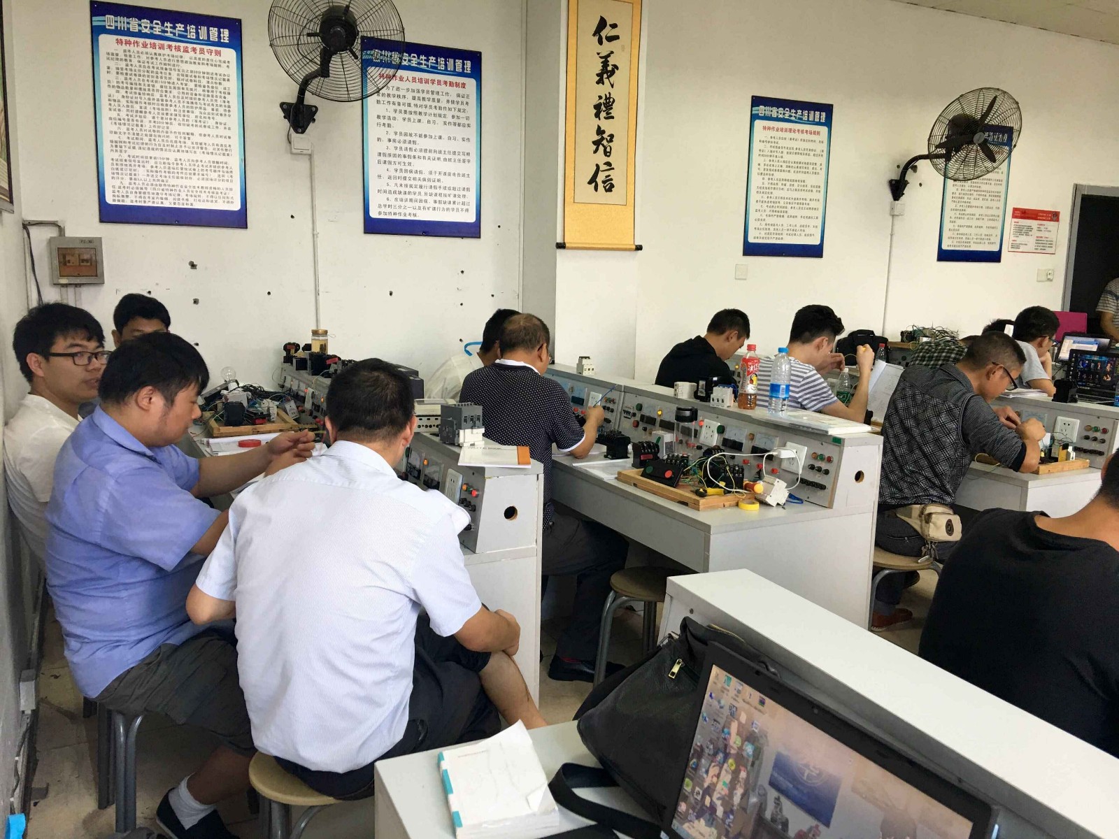 办职业技术培训学校，培养新时代技能人才的关键路径