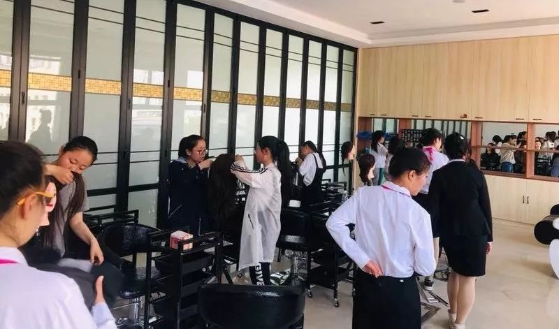 公立职业技术培训学校，新时代技能人才培育的摇篮