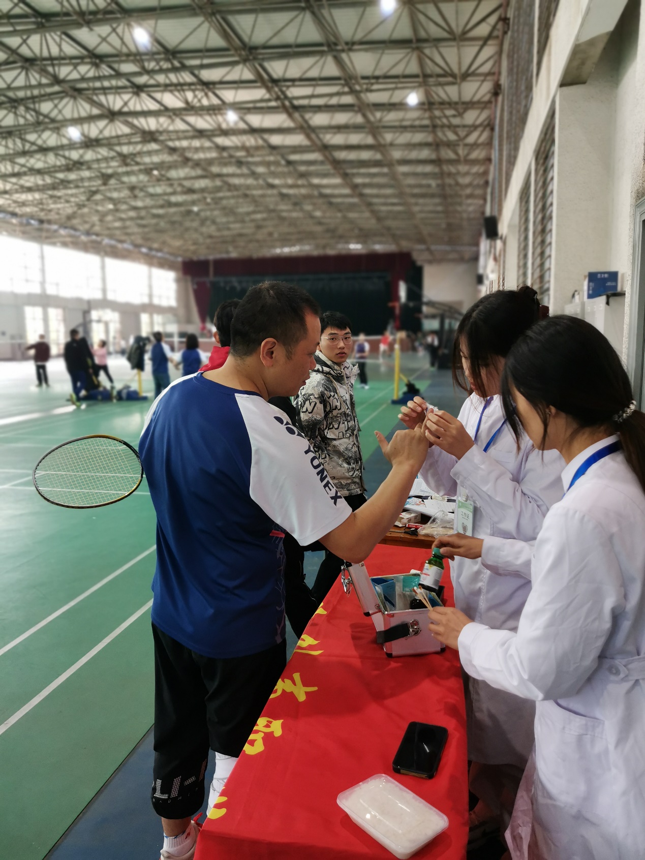 学校2025年教职工羽毛球比赛暨参加全区教职工羽毛球比赛选拔赛开赛