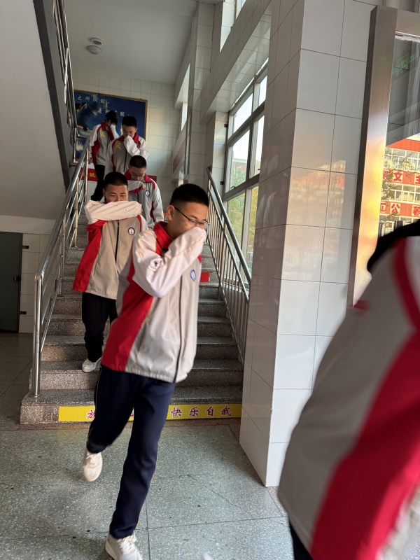 以演练之钥，启震时安全门——我校开展疏散逃生演练活动
