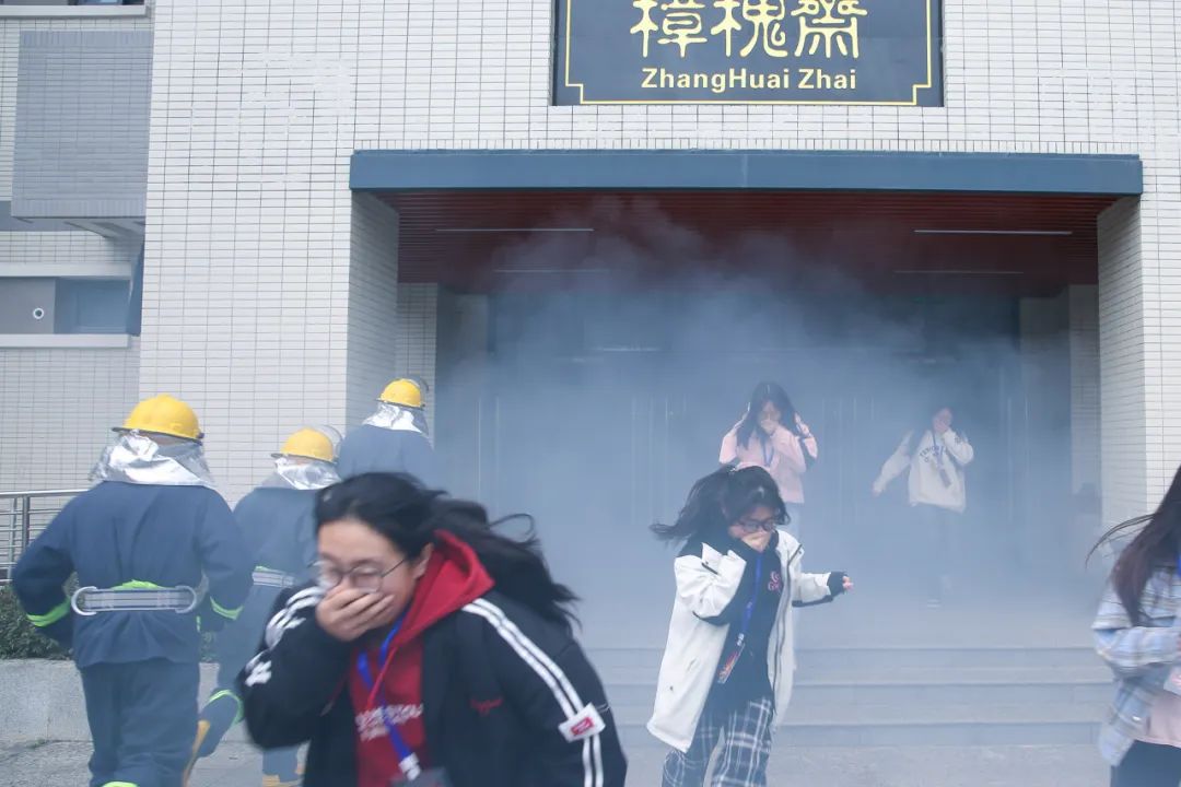 以演练之钥，启震时安全门——我校开展疏散逃生演练活动