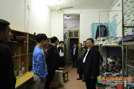 郑华副校长慰问家庭经济困难学生，心系学子，温情传递