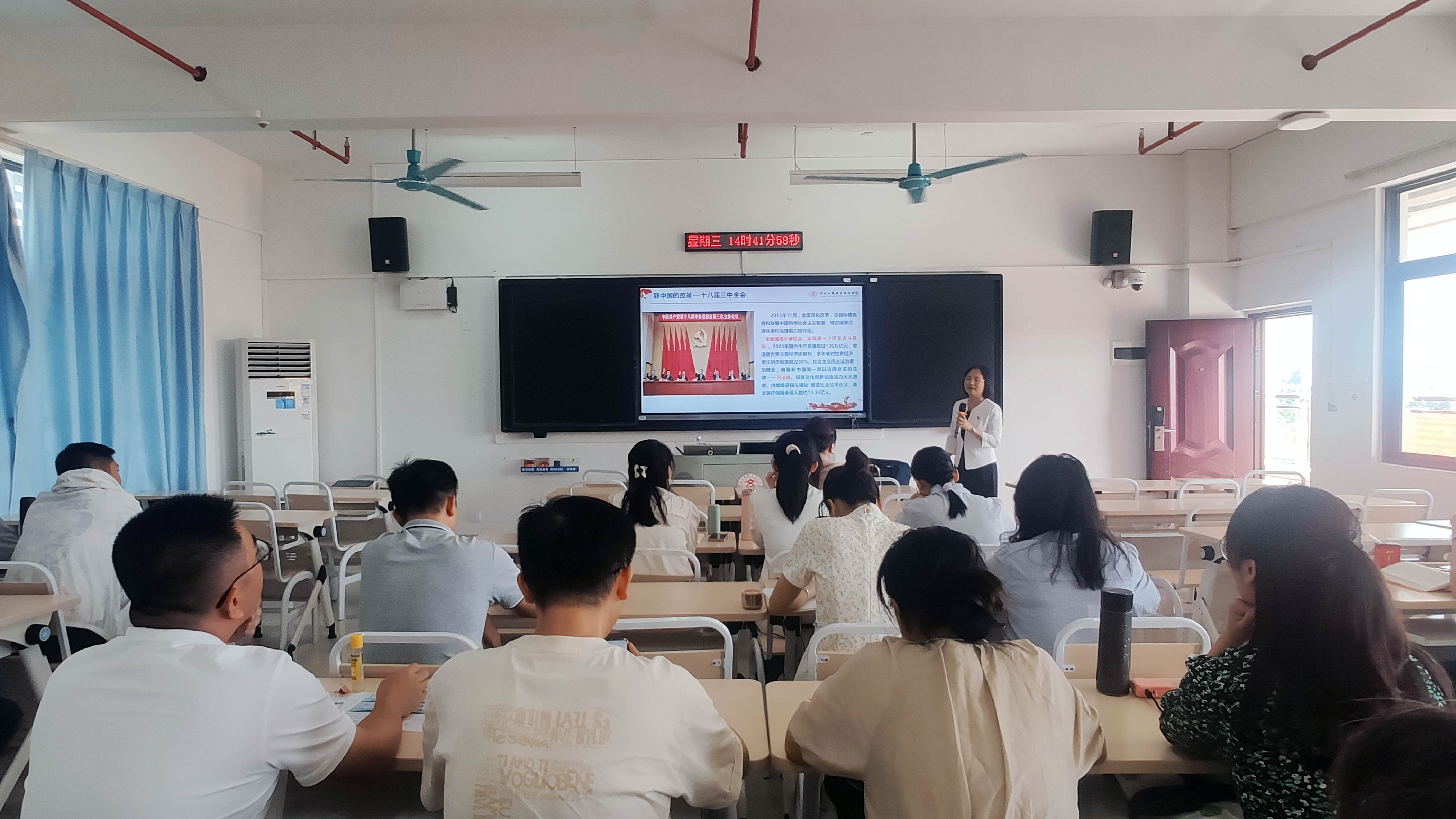 学校党委副书记、纪委书记韦云凤深入思政课堂讲授专题课——引领思政教育的时代之光