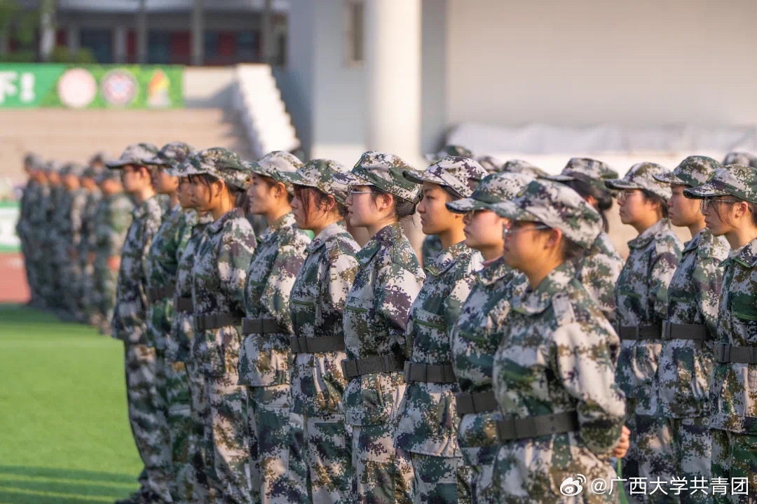 学校武鸣校区2025级新生军事训练总结表彰大会成功举办