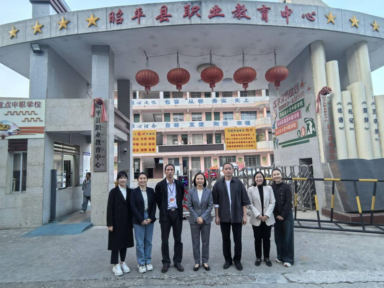 学校党委副书记、纪委书记韦云凤走访慰问帮扶教育人才纪实，传递关怀与鼓励的力量