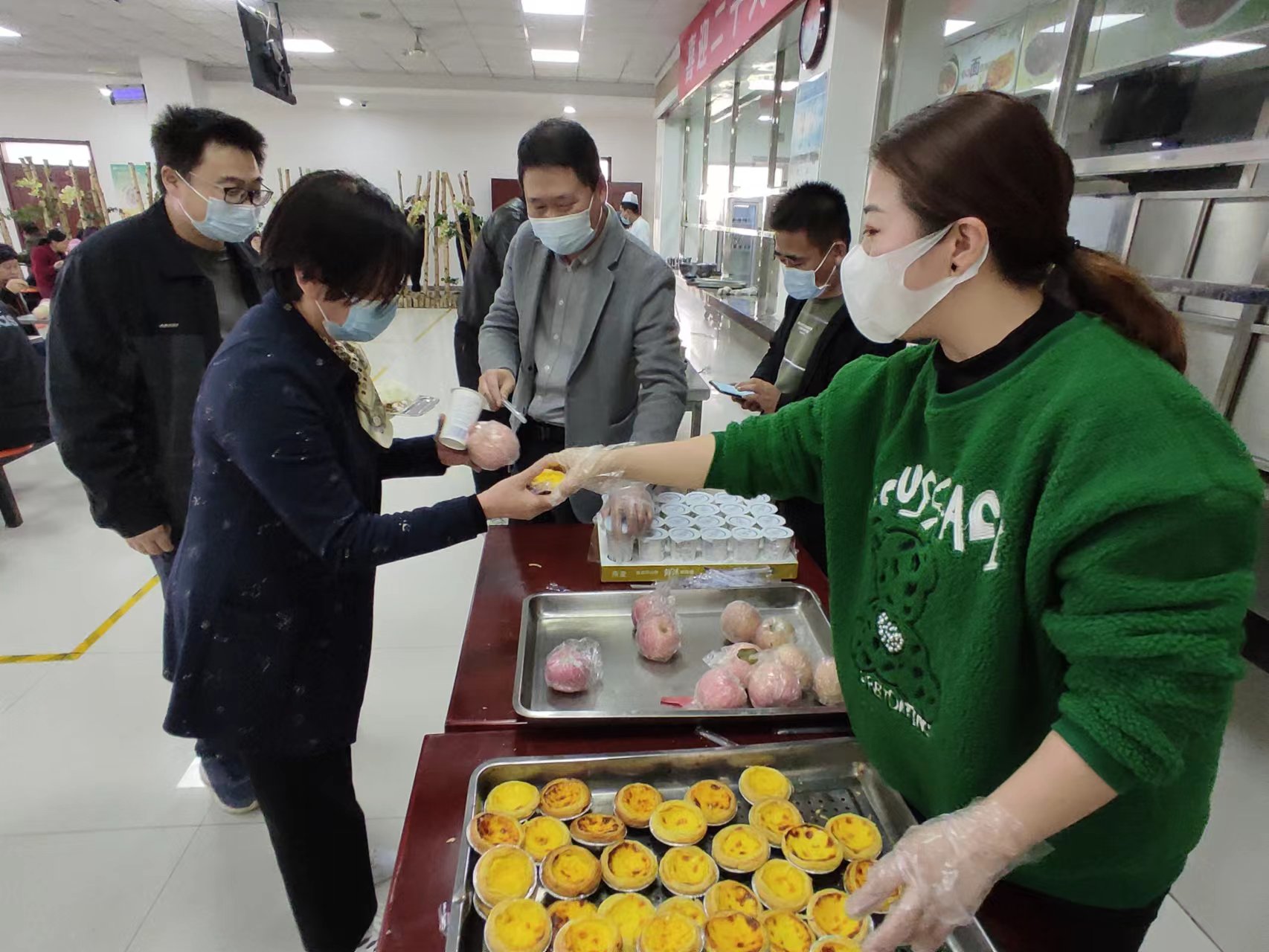 温情关怀助力教职工健康——学校开展心系职工 爱心送医 守护健康系列活动