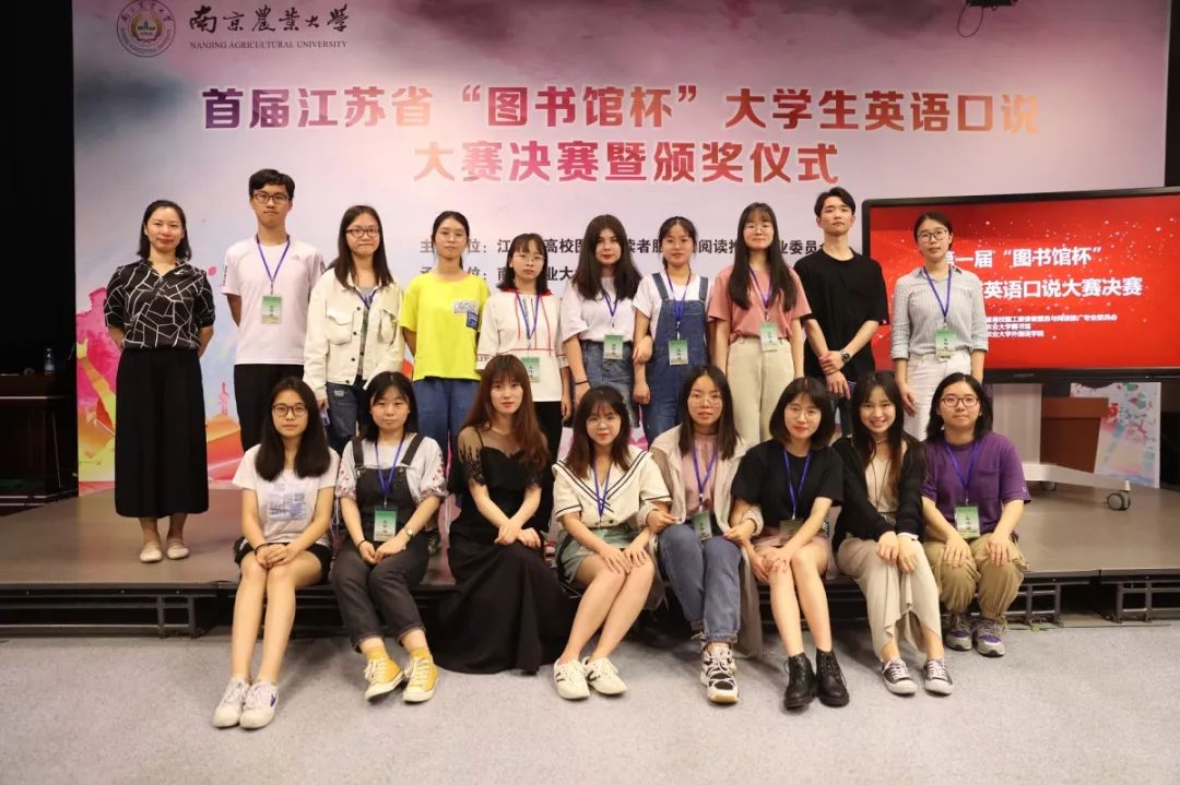 学校举办图书馆杯教职工好运之箭投壶比赛，传承文化，凝聚团队精神