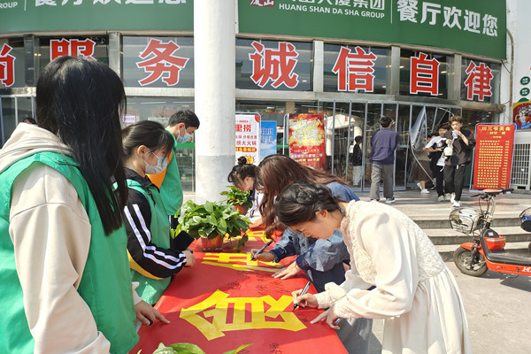 学校参与全球粮食日暨全国粮食安全与食品安全宣传周粮食教育活动启动仪式标题，，共筑粮食安全，携手共创未来——学校师生参与世界粮食日和全国粮食安全宣传周粮食教育活动启动仪式。