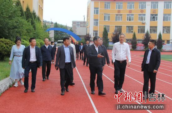 学校开展庆祝第40个教师节走访慰问活动，致敬教育路上的辛勤耕耘者
