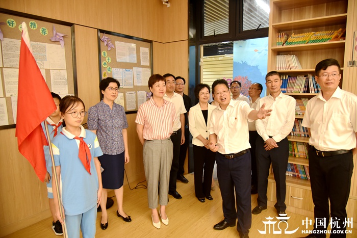 致敬教育路上的辛勤耕耘者，学校开展教师节走访慰问活动庆祝第40个教师节