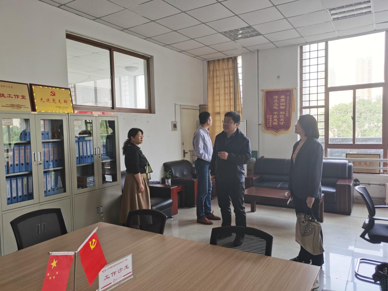 学校领导深入一站式学生社区视察，辅导员工作室与心理工作站工作指导实地调研报道