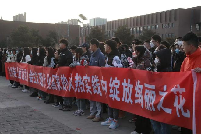 我校举行2025年秋季学期开学升国旗仪式——凝聚力量，共筑未来