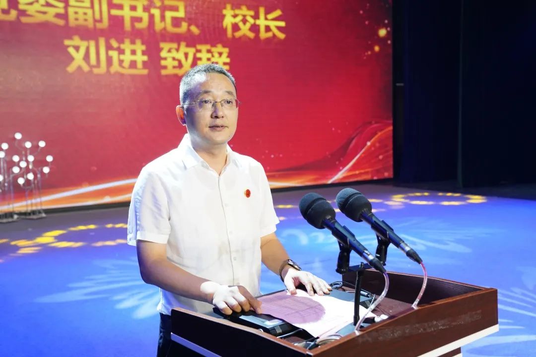 学校校长刘进为党员干部讲授纪律党课