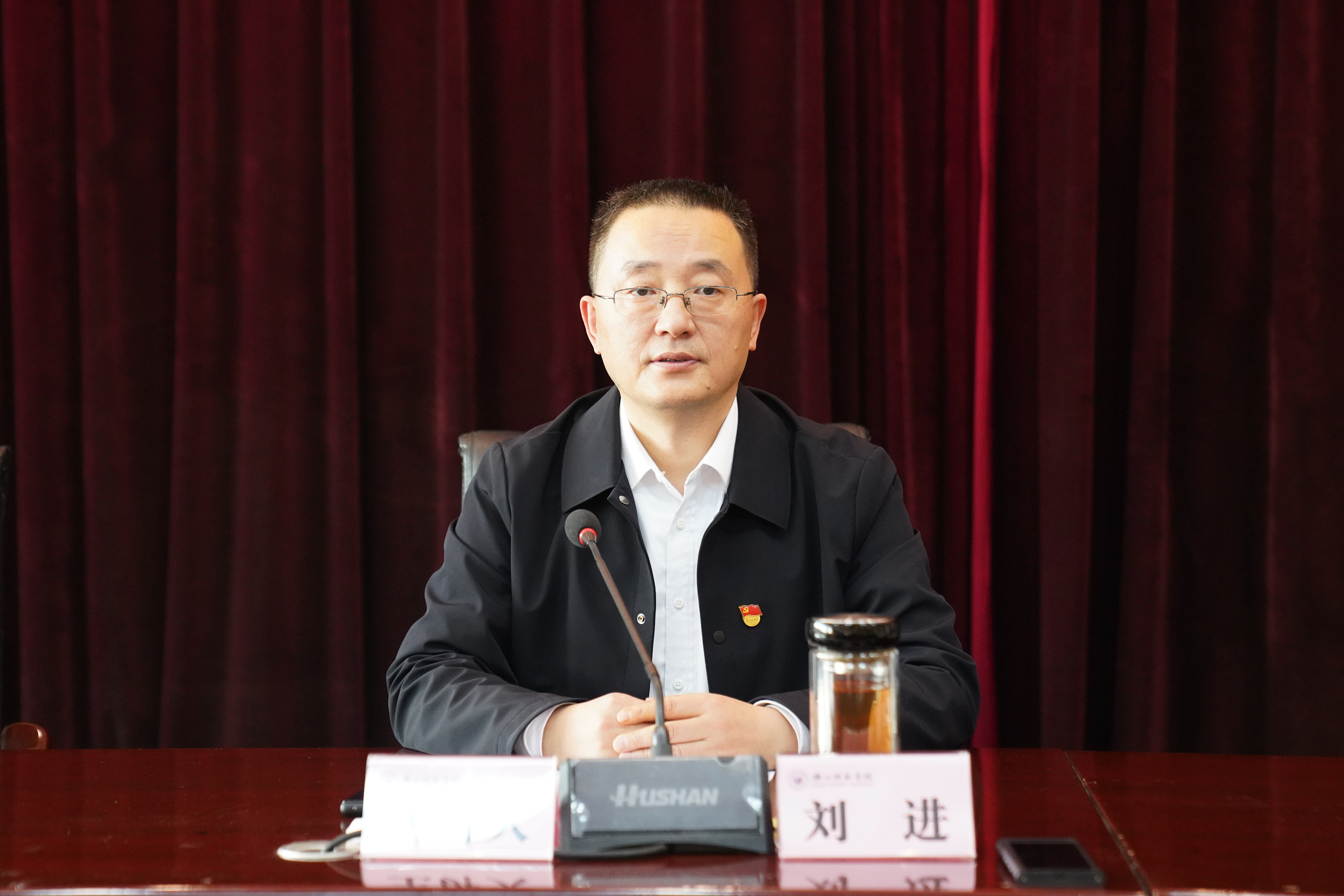 学校校长刘进为党员干部讲授纪律党课