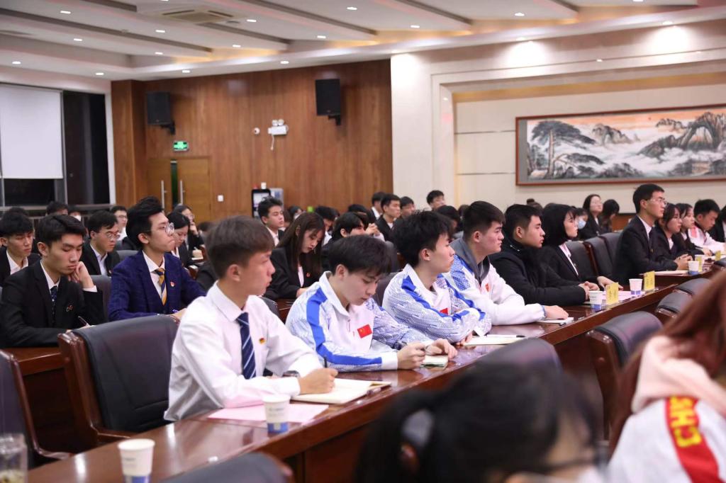 学校党委书记李维为青马工程培训班授课实录，深化理论学习之旅