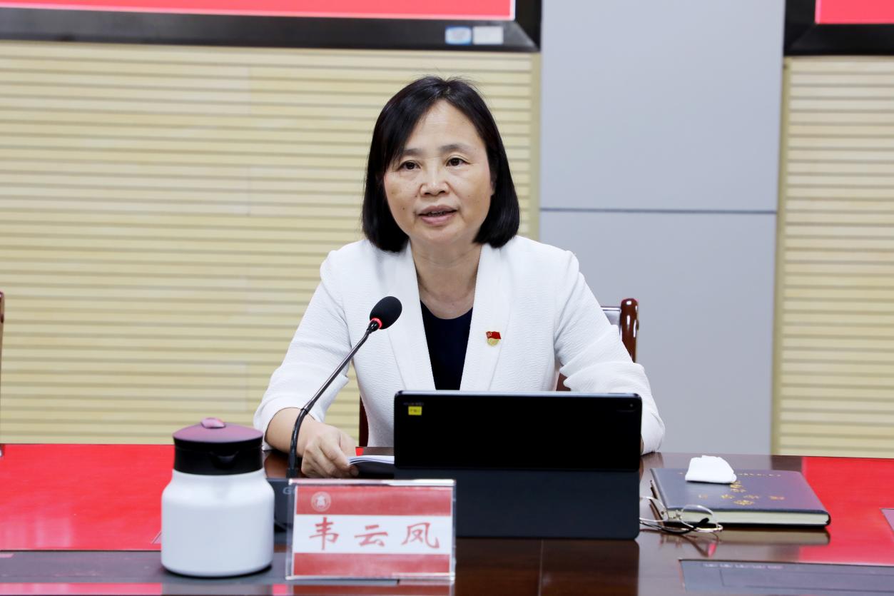 学校纪委书记韦云凤深入基层党组织讲授纪律党课