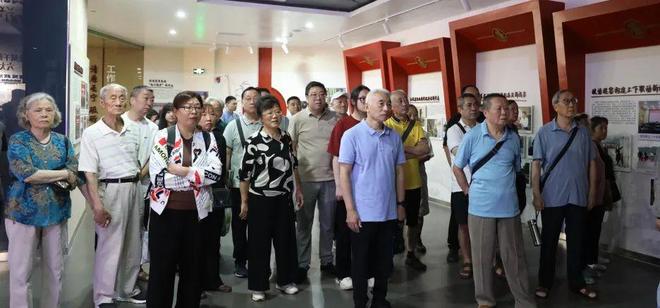 学校举办退休教职工赞辉煌成就 聚银发力量活动纪实