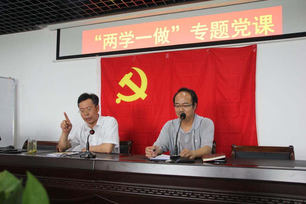 学校副校长安仲文为财金学院师生讲授纪律党课