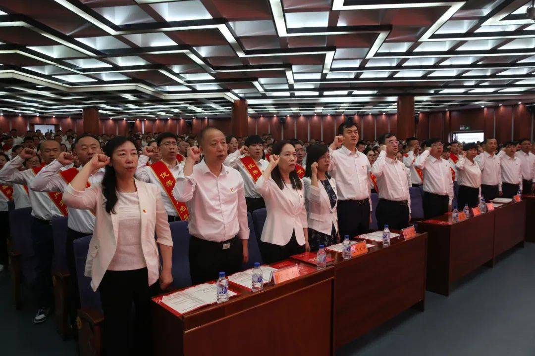 热烈庆祝中国共产党成立103周年，两优一先表彰大会隆重召开，功勋与荣誉共鉴辉煌时刻