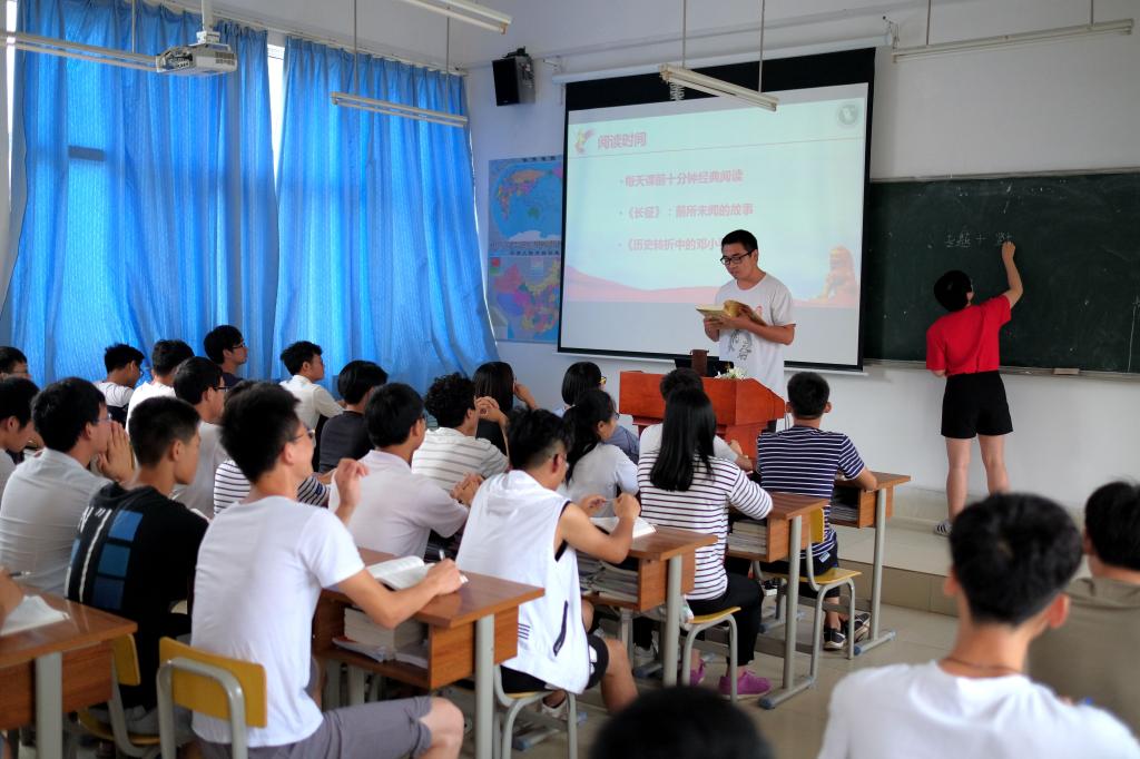 学校副校长陈宁春深入课堂指导思政课教学，引领教育新风尚