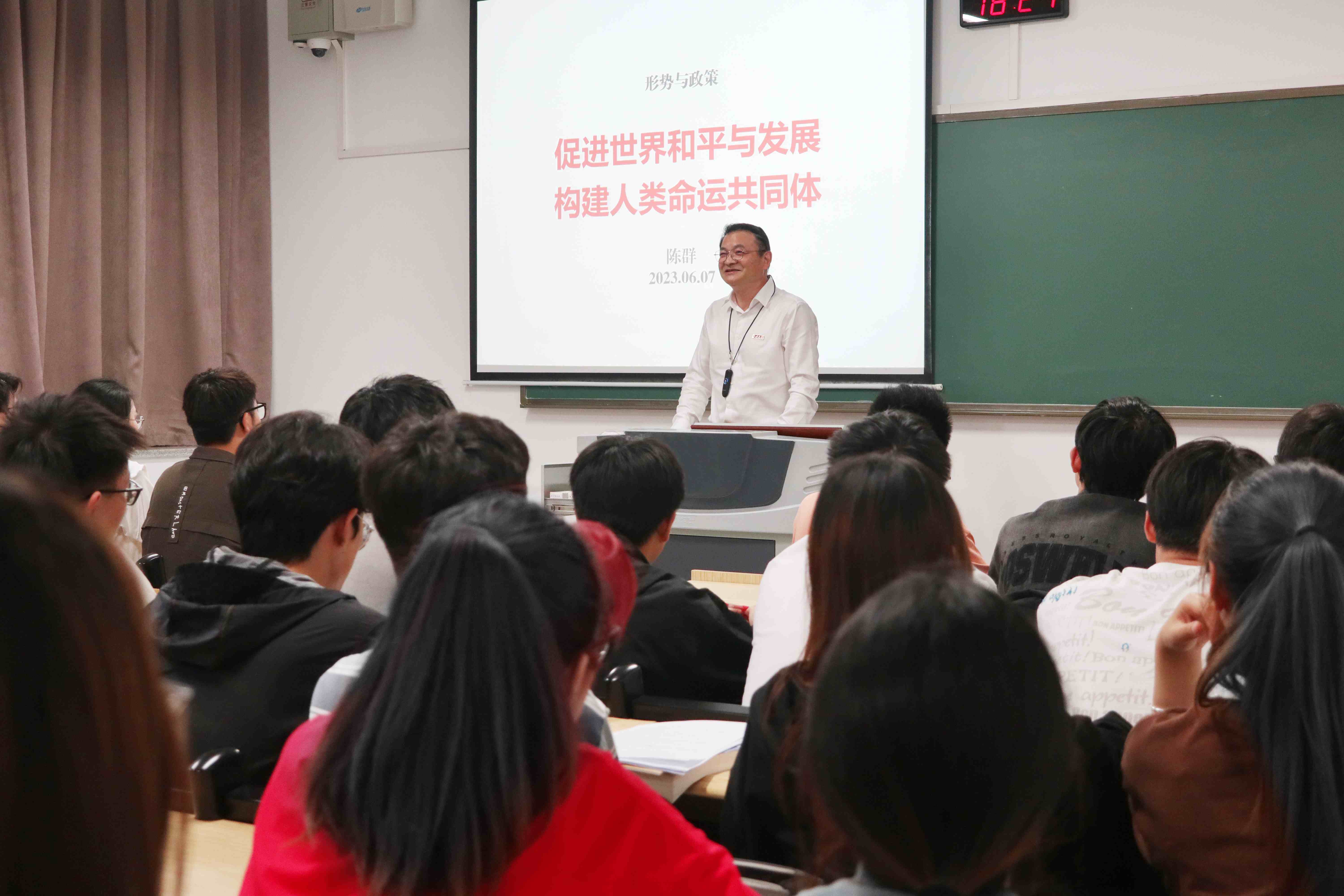学校副校长陈宁春深入课堂指导思政课教学，引领教育新风尚