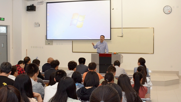 学校副校长安仲文亲临课堂，为学生倾情讲授思政课