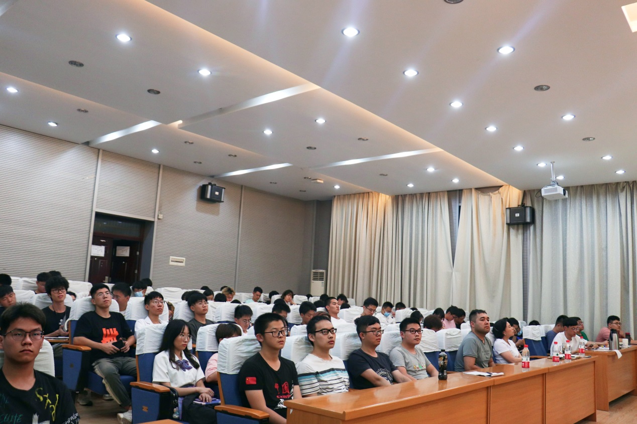 学校副校长安仲文倾情讲授思政课，副校长亲临课堂与学生共筑思想之桥