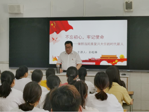 学校副校长安仲文亲临课堂，为学生倾情讲授思政课