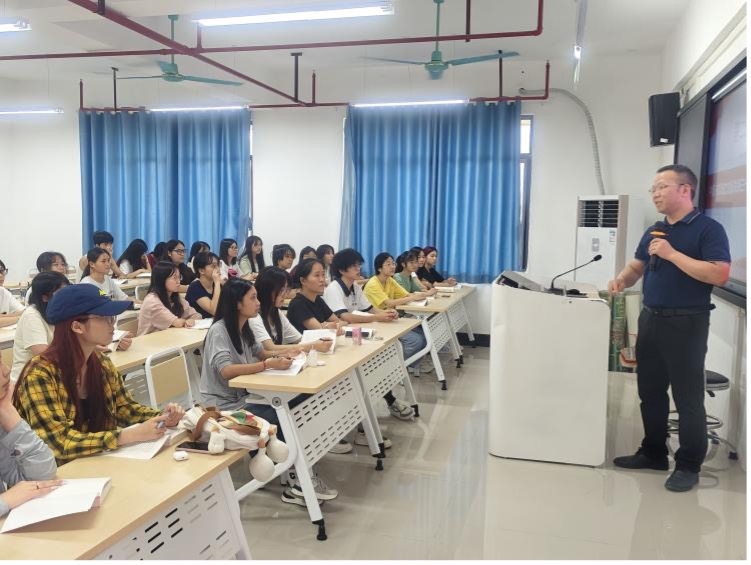 学校副校长阙勇平走进课堂，讲授思政课——引领学子筑梦未来