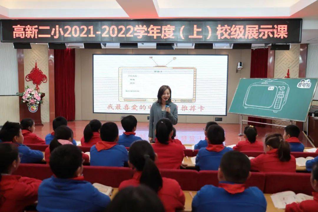 学校纪委书记韦云凤开展听课评课活动，深入形势与政策课堂