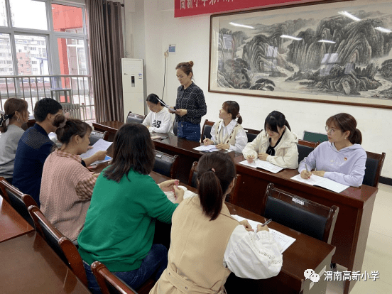 学校纪委书记韦云凤深入形势与政策课课堂开展听课评课活动