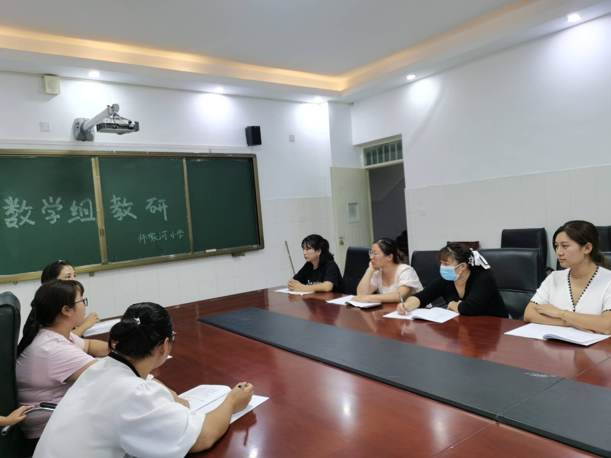 学校纪委书记韦云凤深入形势与政策课课堂开展听课评课活动