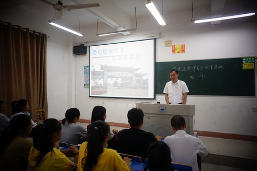 学校纪委书记韦云凤思政课授课，塑造学生道德情操与责任担当意识的培养