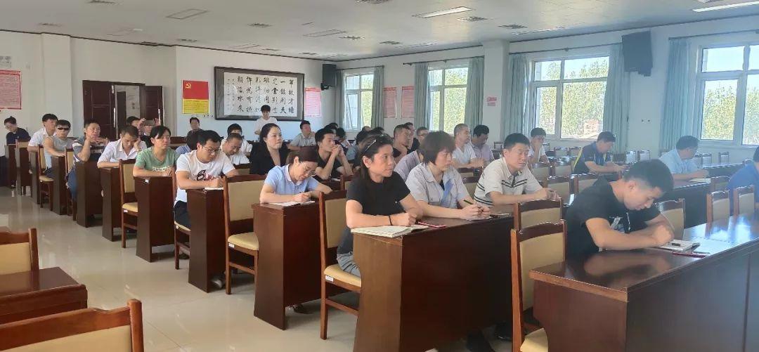 学院党委书记李维深入课堂为学生讲授思想政治理论课