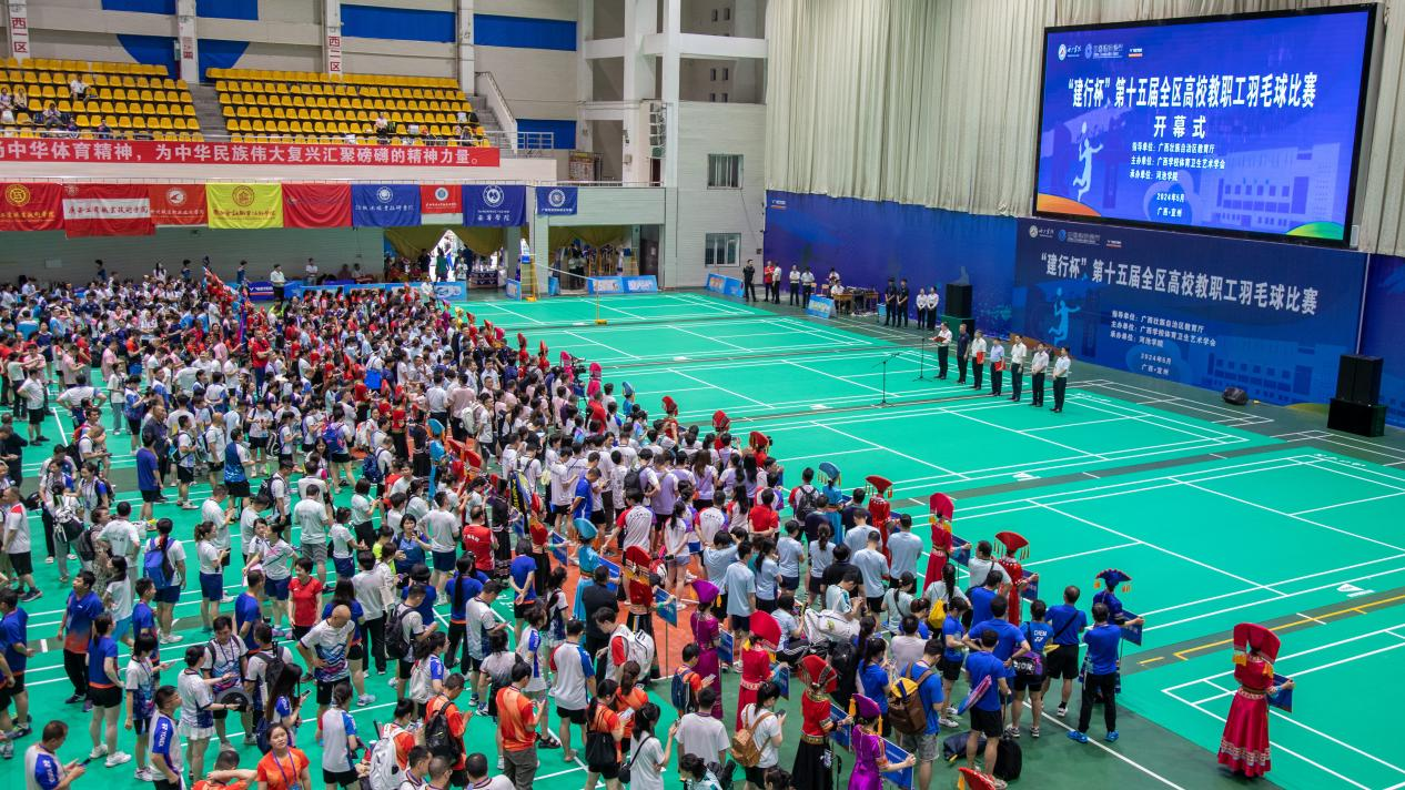荣耀时刻，我校羽毛球代表队勇夺上海建行杯校长组全区第五名