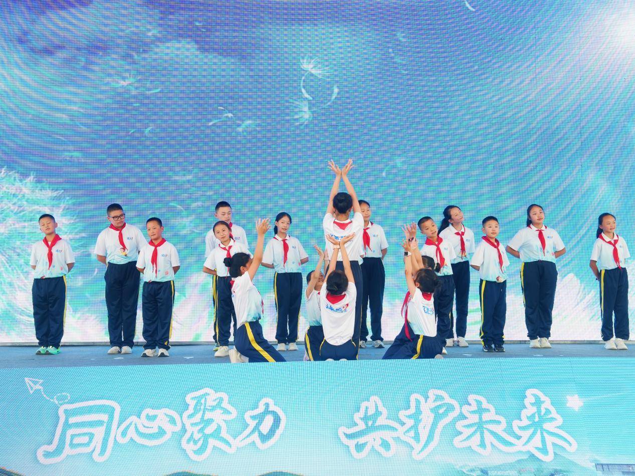 学校举办关心下一代六一亲子活动，携手共筑美好未来，展望辉煌的2025年