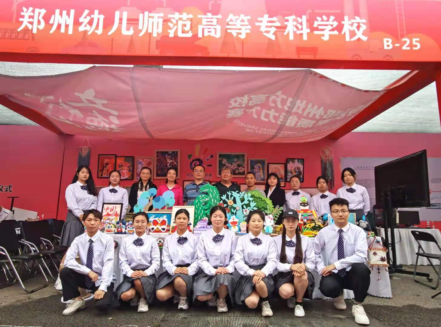 我校组织师生参加上海XXXX年职业教育活动周启动仪式纪实