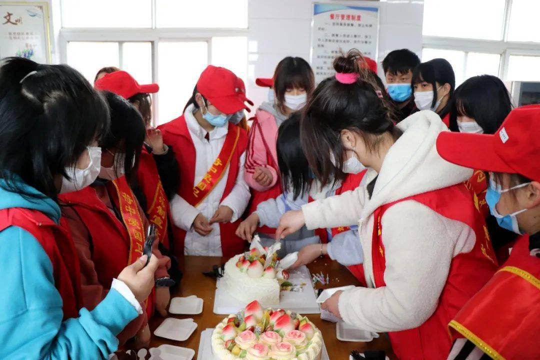学院开展学雷锋志愿服务月系列活动，传承雷锋精神，青春风采绽放