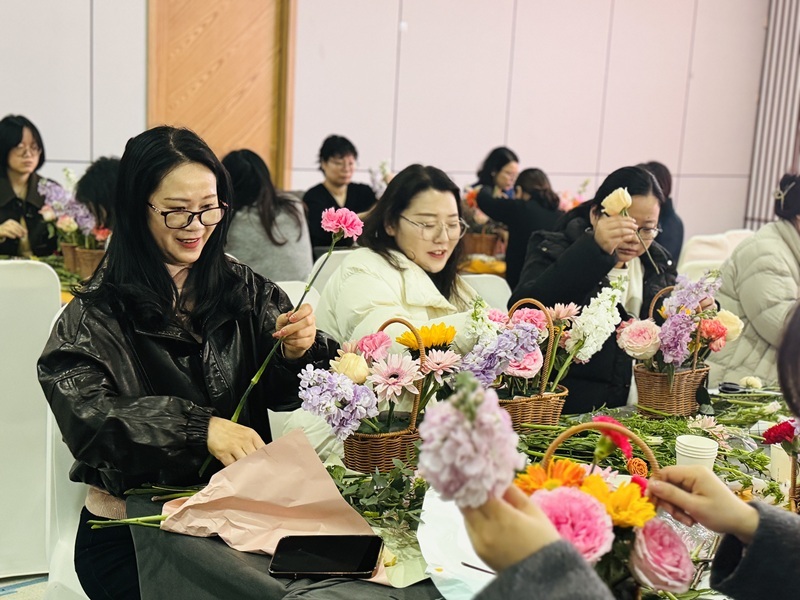 新时代女性花艺鉴赏，巾帼绽放芳华，花韵引领未来