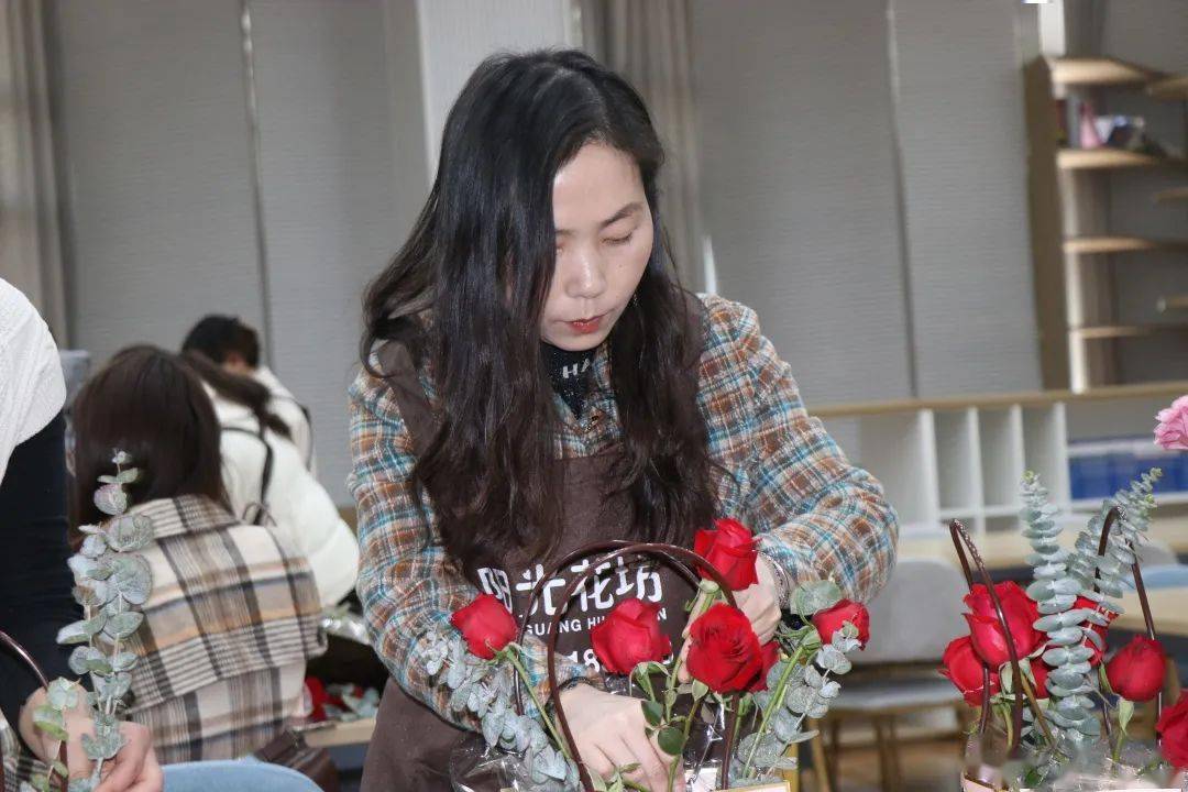 新时代女性花艺鉴赏，花韵绽芳华，巾帼向未来