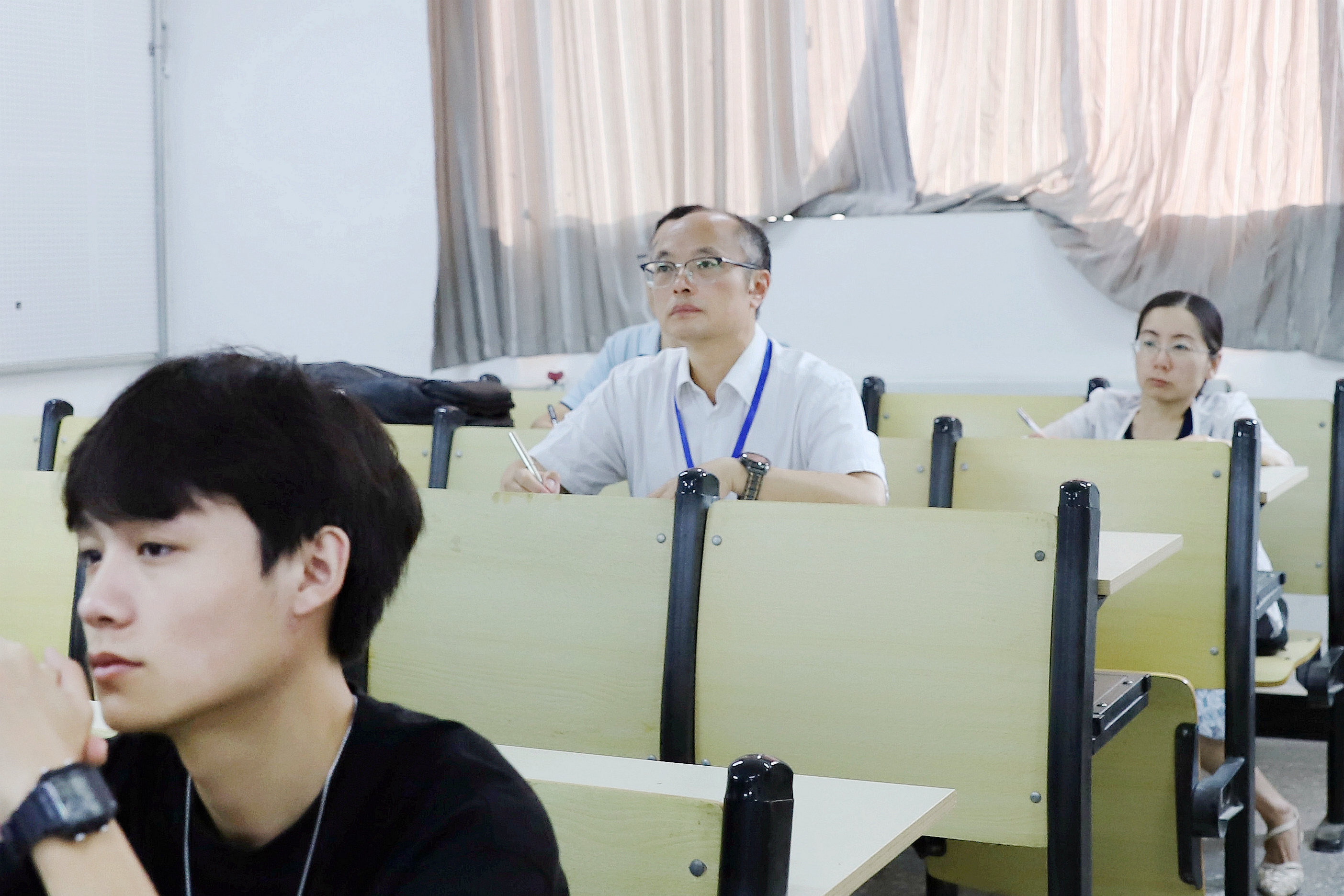 学院领导深入课堂开展新学期听课工作，引领教育质量跃升新篇章