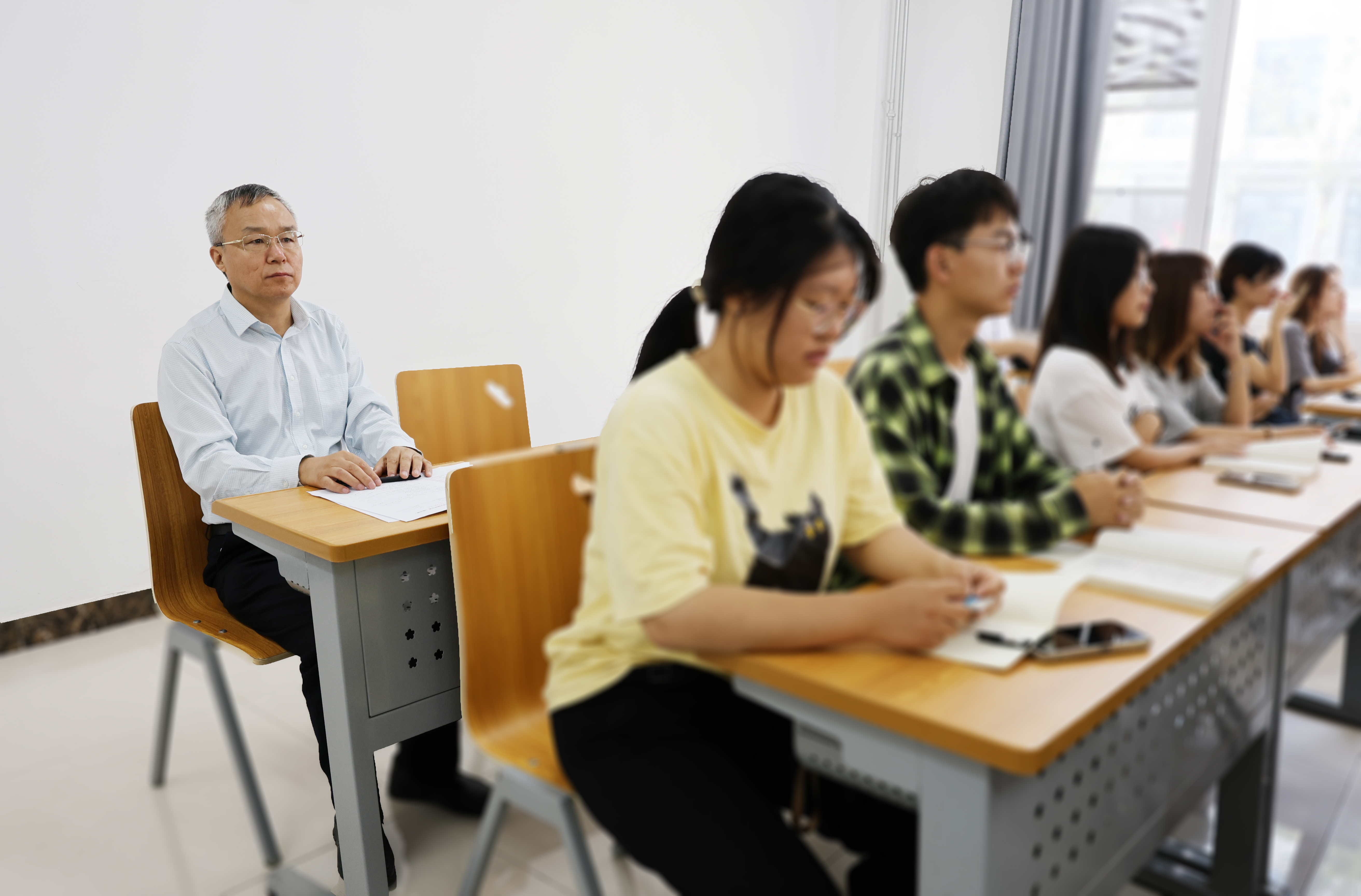 学院领导深入课堂开展新学期听课工作，引领教育质量提升的新篇章