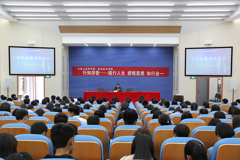学院副院长陈宁春深入课堂，讲授思想政治理论课
