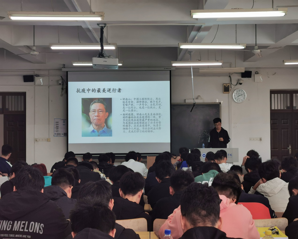 学院副院长陈宁春深入课堂，讲授思想政治理论课